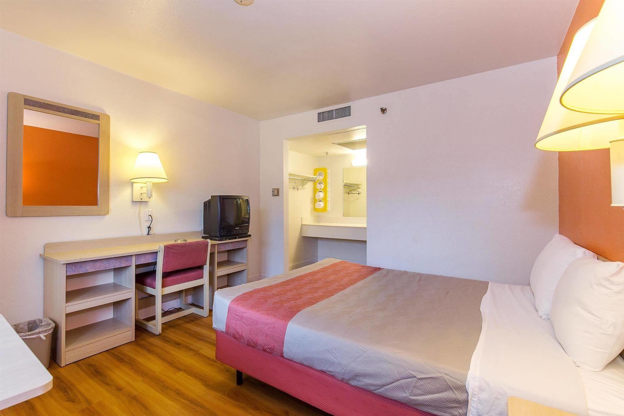 Motel 6 Vallejo - Maritime North Екстер'єр фото
