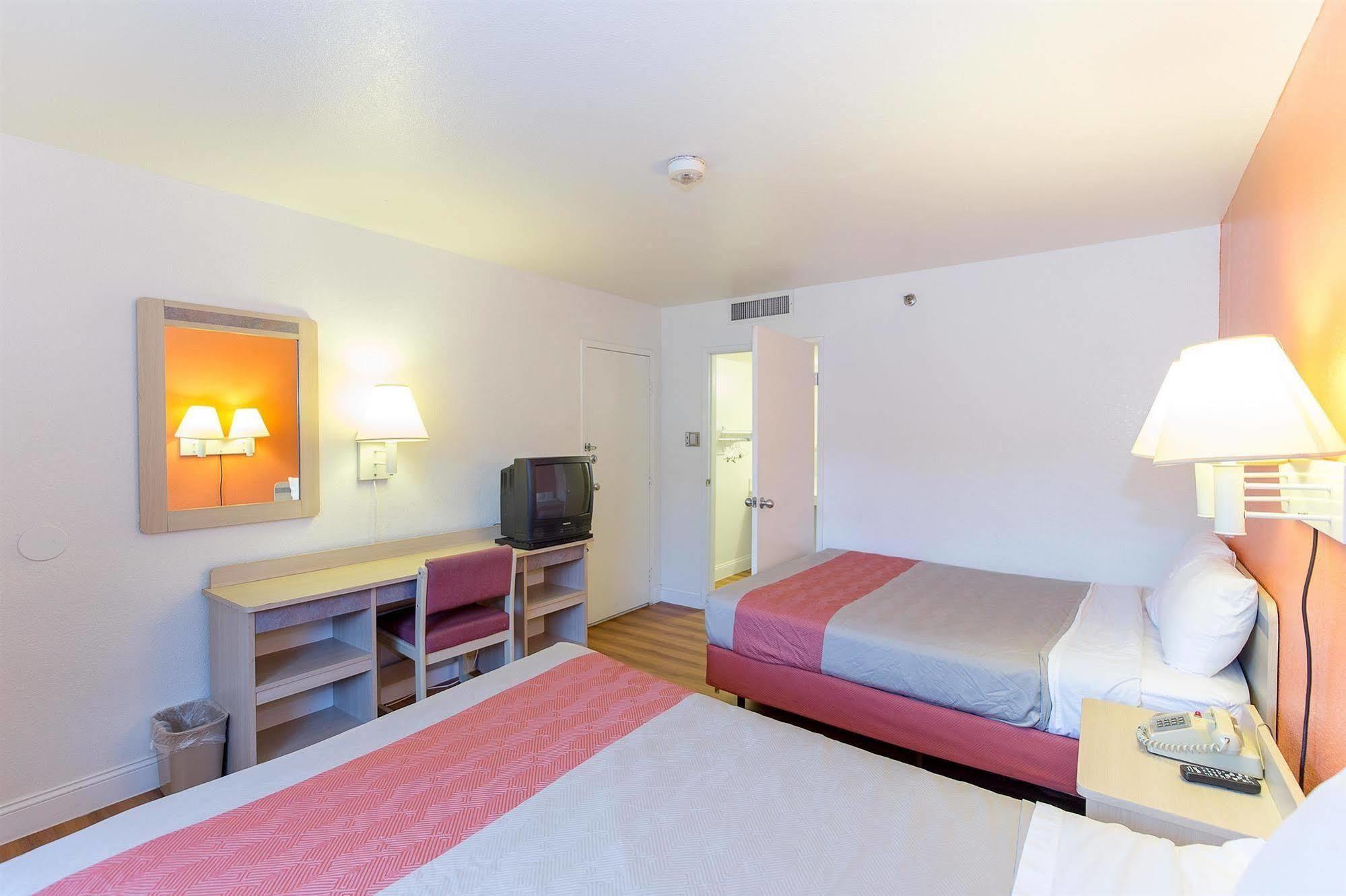 Motel 6 Vallejo - Maritime North Екстер'єр фото