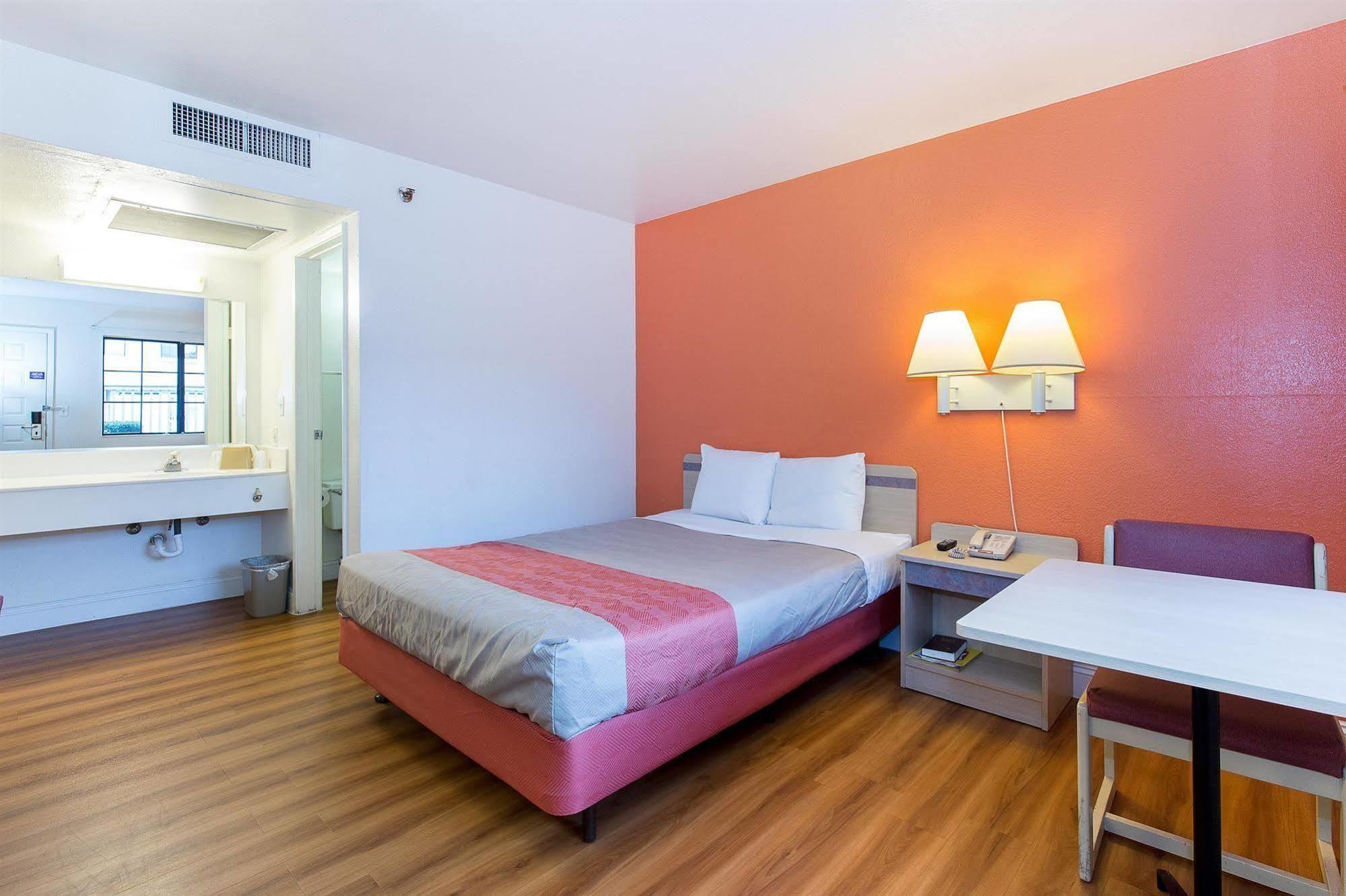 Motel 6 Vallejo - Maritime North Екстер'єр фото